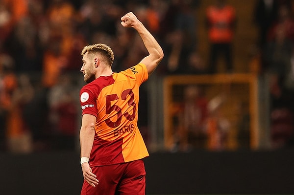 Süper Lig’in lideri olan ve Avrupa’da da yoluna dolu dizgin devam eden Galatasaray’ın futbolcularına transfer teklifleri gelmeye devam ediyor.