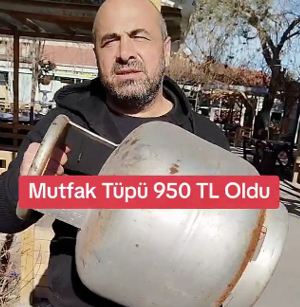 Vatandaş, “Bunun içinde 6 metreküp gaz var. 1 metreküp gaz 6 TL. Sen bunu 950 TL’ye nasıl satıyorsun? 900 TL kimin cebine gidiyor?” sözleriyle fiyat artışına isyan etti.