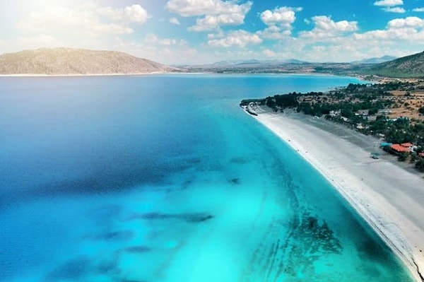 Türkiye’nin Burdur ilinde bulunan ve dünya çapında büyük ilgi gören Salda Gölü sadece turkuaz suları ve eşsiz manzarasıyla değil, aynı zamanda göz kamaştıran beyaz kumlarıyla da dikkat çekiyor.