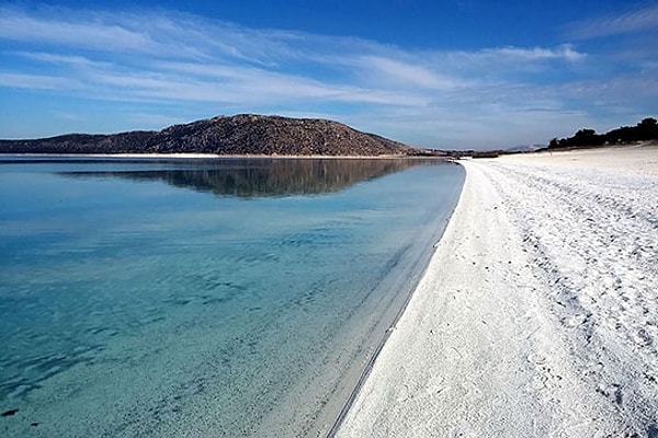 Salda Gölü’nün beyaz kumlarının oluşumu göldeki magnezyumun bakteriler tarafından emilip hidromenyezit adı verilen bir minerale dönüşmesiyle başladı. Bu süreçte bakteriler stromatolit adı verilen katmanlı yapılar meydana getirdi.