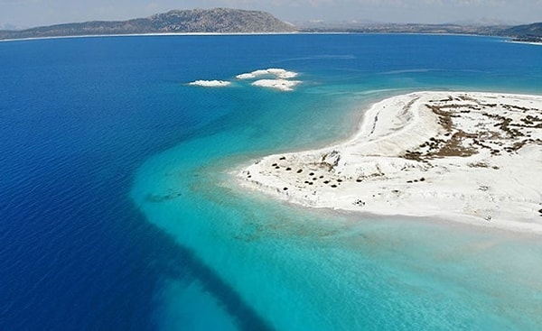 Salda Gölü, aynı zamanda Türkiye’nin ilk dumansız plajı olma özelliğini taşıyor. 2020 yılında yürürlüğe giren yasaklarla göl çevresinde sigara içmek tamamen yasaklandı. Bunun yanı sıra çamur banyosu için çukur açmak ve plajlarda ateş yakmak gibi faaliyetlere de izin verilmiyor. Beyaz Adalar Plajı gibi özel alanlar ise tamamen ziyaretçilere kapatıldı.