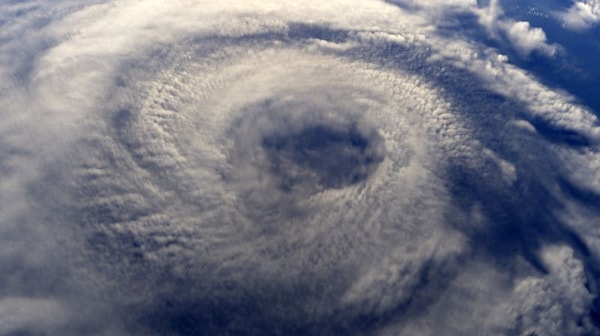 Kadın isimleri kullanıldıktan sonra meteorologlar, kasırgaları kadınlara özgü özelliklerle betimlemeye başladılar. Hava durumu raporlarında, kasırgalar "nazlı," "flörtöz" ya da "huysuz" gibi klişelerle tanımlanıyordu.