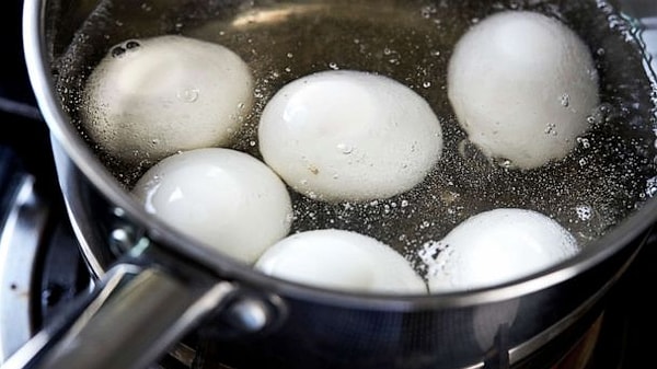 Tuzlu Su Kullanın: Tencereye koyacağınız bir çay kaşığı tuz yumurtaların kabuklarının çatlamasını önlemeye yardımcı olur. Ayrıca tuz çatlayan yumurta beyazlarının dışarı taşmasını da engeller.