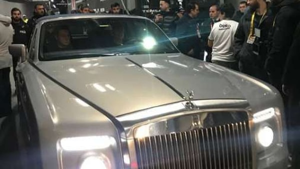 Ancak diğer bir iddiaya göre bu araç tek değil… Hacıosmanoğlu’nun bir tane daha Rolls Royce marka aracı var. Lüks markanın Spectre-Coupe modeline de sahip olan Hacıosmanoğlu’nun bu aracının piyasa fiyatı 45 milyon TL.