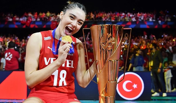 En önemli transfer iddiası ise Zehra Güneş'le ilgiliydi. Zehra Güneş'in Vakıfbank'tan ayrılacağına kesin gözüyle bakılırken yeni takımının da adı verildi.