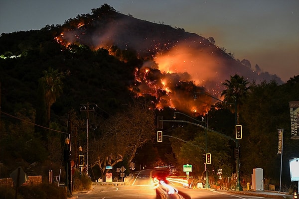 ABD’nin Los Angeles kentinde orman yangınları beş noktada sürüyor. Şiddetli rüzgarın etkisiyle büyüyen alevler en az 10 kişiyi öldürdü, 10 binden fazla evi küle çevirdi. Yangında 180 bin kişi ise tahliye edildi.