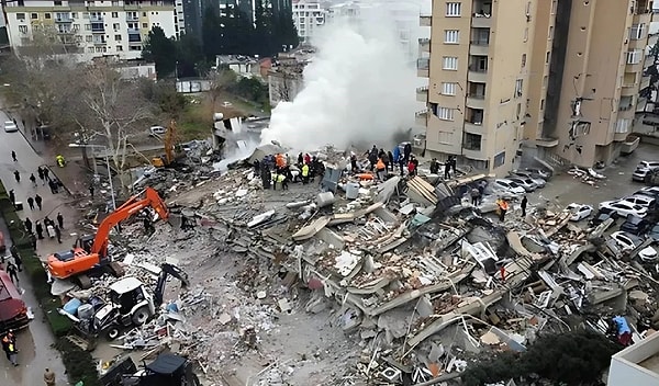 Osmaniye’de bulunan Bilge Sitesi, 6 Şubat depremlerinde 105 kişiye mezar oldu. Davada 3 sanık için 21’er yıl hapis cezası istendi. Ancak Bilge Sitesi davasında skandal karar çıktı.