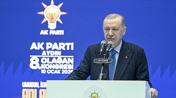 Cumhurbaşkanı Erdoğan, AK Parti Aydın 8. Olağan İl Kongresi'ne katıldı. Ardından Aydın-Denizli otoyolu açılışına katıldı. Açılışta vatandaşlara seslenen Erdoğan'ın konuşmasının ardından dikkat çeken anlar kameralara yansıdı.