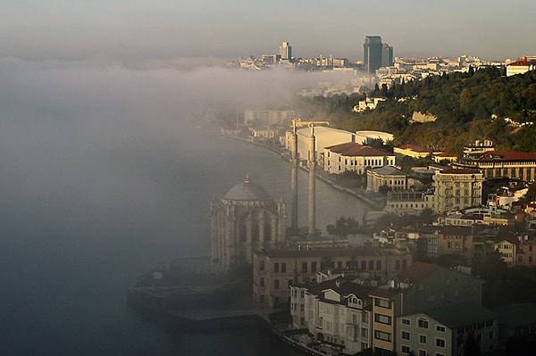 İstanbul’da 38 hava kalitesi ölçüm istasyonu bulunuyor. Bu istasyonlarda hava kirleticiler anlık olarak izleniyor. Verilere göre 1 Ocak’ta rüzgar ve yüksek basıncın etkisiyle hava kalitesinde düşüş yaşandı.