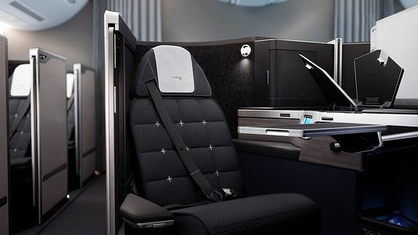 Bazı yeni nesil business class koltuklarında omuzdan geçen kemerleri görmüş olabilirsiniz. Bunun sebebi, genişleyen koltuk tasarımlarının, özellikle sert inişlerde yolcuların başını ön koltuğa çarpmasını önlemek istemesidir.