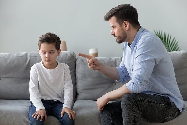 Yeni bir düşünceyle onların karşısına çıktığımızda, ''Eski köye yeni adet getirme!'' cümlesiyle sık sık karşılaştık. İşte, böyle bir yetiştirilme tarzı da karakter gelişimimizi bir hayli etkiliyor.