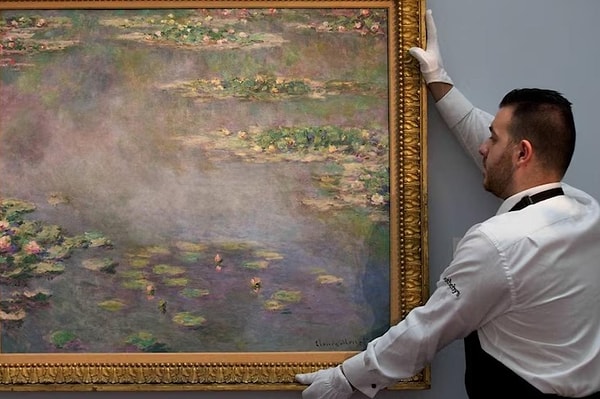 Galerinin paylaşımında, Claude Monet'in Fransa'nın Giverny kentindeki bahçesinde bulunan ünlü nilüferleri resmettiği Nymphéas serisinden 1908 tarihli bir eser olduğu anlaşılan tablonun fotoğrafı ile birlikte şu mesaj yer alıyordu: “Görünüşe göre Xiaohongshu'da daha önce hiç kimse bir Monet eseri satmamış.”