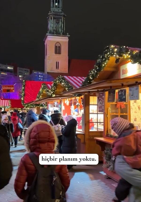 Çalışanın seçtiği kağıtta Berlin yazıyordu. Biletini alıp Berlin’e giden kadın yeni yıla böyle güzel bir giriş yapmış oldu.