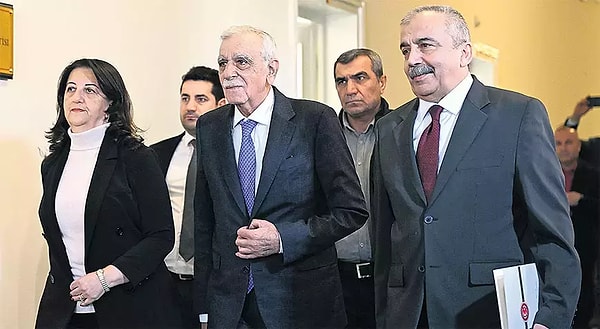 Pervin Buldan, Sırrı Süreyya Önder ve Ahmet Türk'ten oluşan DEM Parti heyeti İmralı'da Öcalan'ı ziyaretlerinin ardından temaslarını sürdürüyor. Heyet, bugün Edirne Cezaevi'nde tutuklu bulunan Selahattin Demirtaş'ı ziyaret etti.