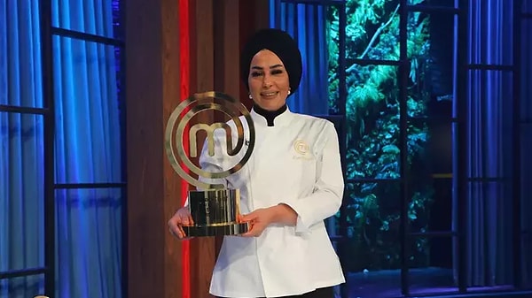 Akşam hep birlikte öğrenmeden önce merakımızı gidermek için önceki yıl MasterChef şampiyonu olan Esra yarışmadan ne kazanmıştı, hatırlayalım.