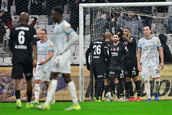 Ndour'un kafa golü ve Immobile'nin golüyle ilk yarıyı 2-0'la kapatan Beşiktaş ikinci yarıda da sahadaki üstünlüğü bırakmadı.