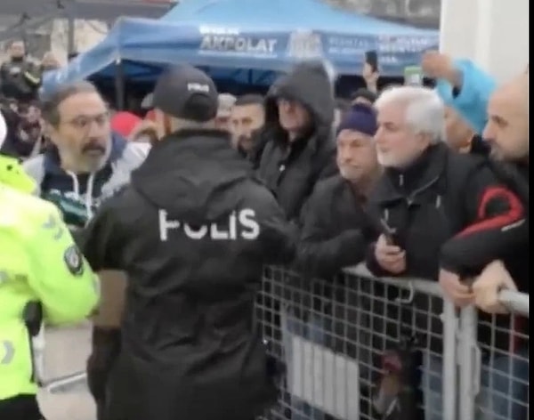 Barbaros Hayrettin Paşa Camii'nde polis ekiplerinin sıkı önlemler aldığı törende Üstündağ'ın tanınmadığı ve Ferdi Tayfur'un hayranı sanılarak uzaklaştırılmaya çalıştığı o anlar cenazedekilerin uyarılarıyla önlenmişti.