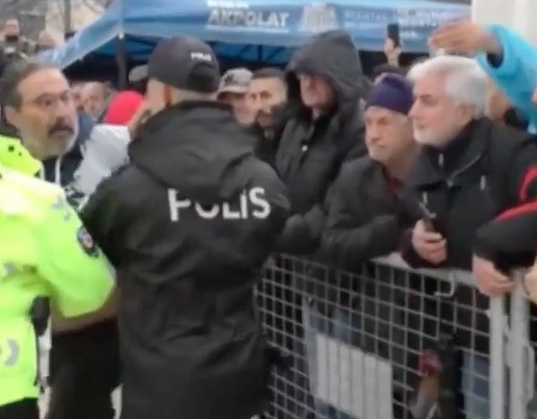 Birsen Altuntaş'ın haberine göre, Üstündağ "Cenaze namazına gittim. Musalla taşına yaklaşmak için yine barikattan atlayıp polisin elinden kaçtım. Namazı beklerken siyasilerin elinden kaçamadım. Polis memurları siyasilerin güvenliği için orda bulunan insanları ıraklaştırdı." şeklinde yaşananları anlattı.