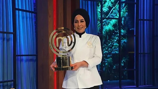 1. MasterChef Türkiye'de bu yıl da koca bir sezonu geride bıraktık. MasterChef'in büyük final oynayacak finalistleri Kerem ve Onur oldu. 2024 sezonu büyük finali bu akşam canlı yayınlanacak. Kerem ya da Onur MasterChef 2024 şampiyonu olacak. MasterChef'in büyük ödülü de merak konusu oldu. Bakalım, geçen sezonda MasterChef şampiyonu ne kazanmıştı?