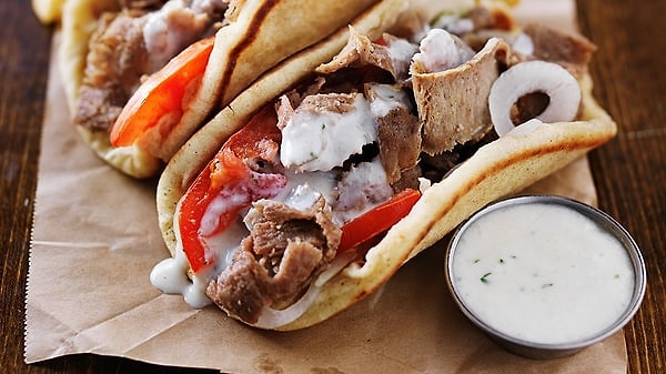 Zaten her yemeğimizde adı geçen Yunanistan da olmazsa olmaz! Taco ekmeğine benzer bir lavaşla sunulan 'gyros' da Yunanistan'ın döneri.