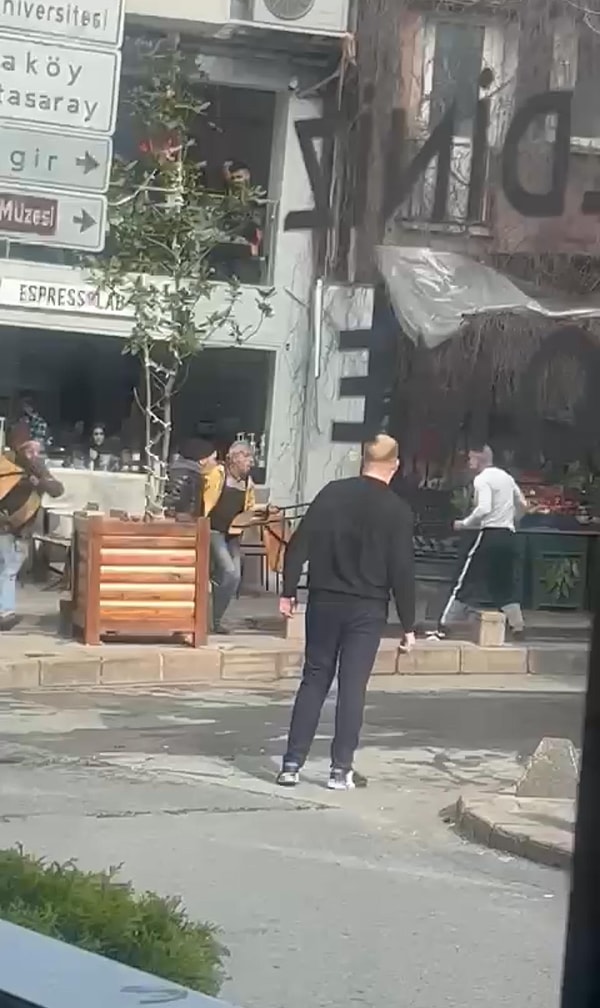 Saldırgan 3 kişinin geçen yıl Eylül ayında da silahla yaralama olayına karıştıkları ve polis tarafından yakalandıkları ardından da tutuklandıkları öğrenildi.