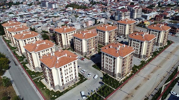 Merkez Bankası’nın politika faizlerini yüksek tutması sonrasında bankaların sağladığı konut kredileri de yükselmiş ve orta gelirli vatandaşın konut alması imkansız hale gelmişti.