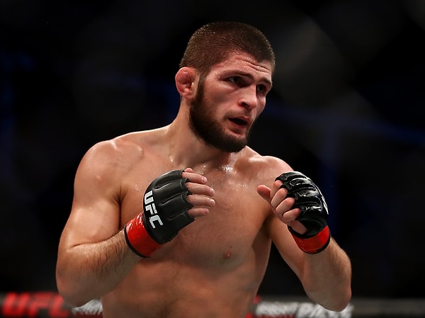 UFC’nin efsanevi eski şampiyonlarından Khabib Nurmagomedov'un uçuş öncesinde bir kabin memuruyla yaşadığı anlaşmazlık nedeniyle uçaktan indirildiği iddia edildi.