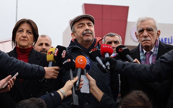 Önder, "Bu konuda halkın vicdanı her zaman olduğu gibi doğruyu işaret ediyor ama güvercin kasaplarına, iki gözden dört ölüm bakanlara cevaz vermemek lazım. Bu da hepimizin sorumluluğu." dedi.