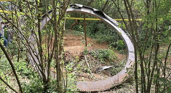 The villagers in Mukuku, southeast of Nairobi, couldn't believe their eyes when they saw a massive metallic object!