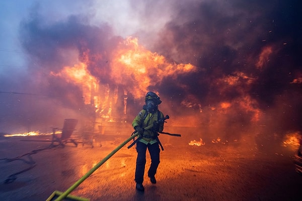 A wildfire that started recently in Los Angeles, California, quickly spread across a large area due to the strong winds known as Santa Ana.