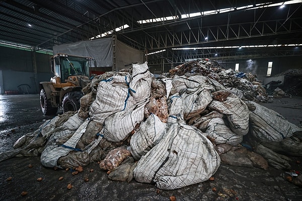 Kabaoğlu, ürünlerin imhasına 10 Ocak'ta başlandığını ifade ederek, "Bu tesiste şu ana kadar 400 ton patates imha edilmiştir. İade edilen ürünler, tamamen gümrük kontrolünde bertaraf tesisine getiriliyor. Hiçbir şekilde piyasaya sürülmesi mümkün değil. Ürünlerin tamamı burada imha edilmektedir." dedi.