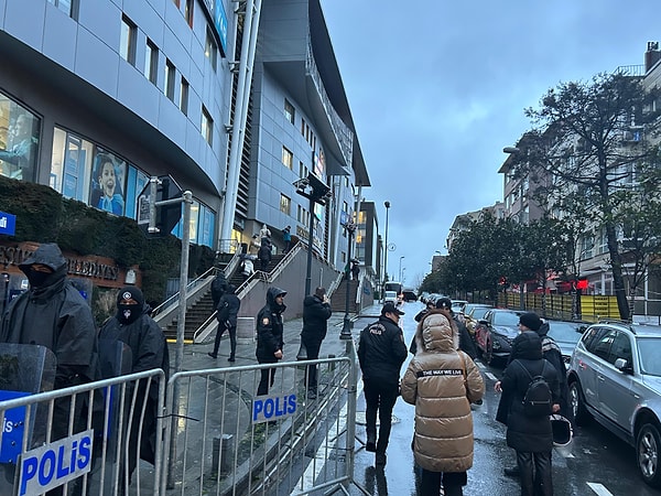 Ayrıca, belediye binası çevresinde polis ekiplerince güvenlik önlemi alındı.