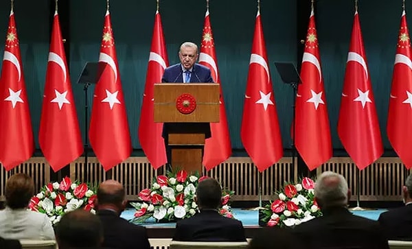 Siyasetin gündeminde MHP Genel Başkanı Devlet Bahçeli'nin çağrısının ardından gerçekleşen İmralı ziyareti ve belediyelere yapılan operasyonlarla hareketliyken kabine değişikliği için gündeme gelen isim Ankara kulislerini hareketlendirdi.