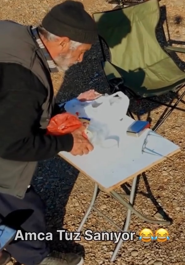 Notu okuyan amca içerik üreticisini kırmadı ve drone’a toz biberleri koyarak onlara yolladı.