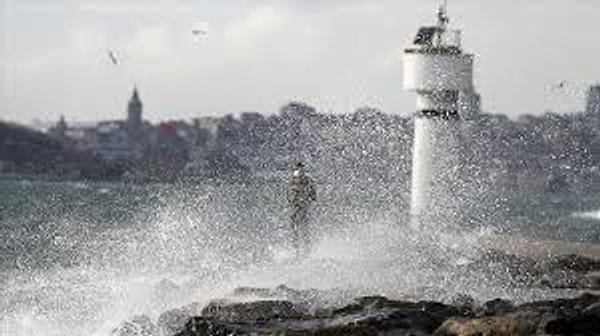 Meteoroloji Genel Müdürlüğü, Marmara Denizi ve Kuzey Ege'de etkili olacak fırtına tehlikesine karşı vatandaşlara uyarı yaptı.