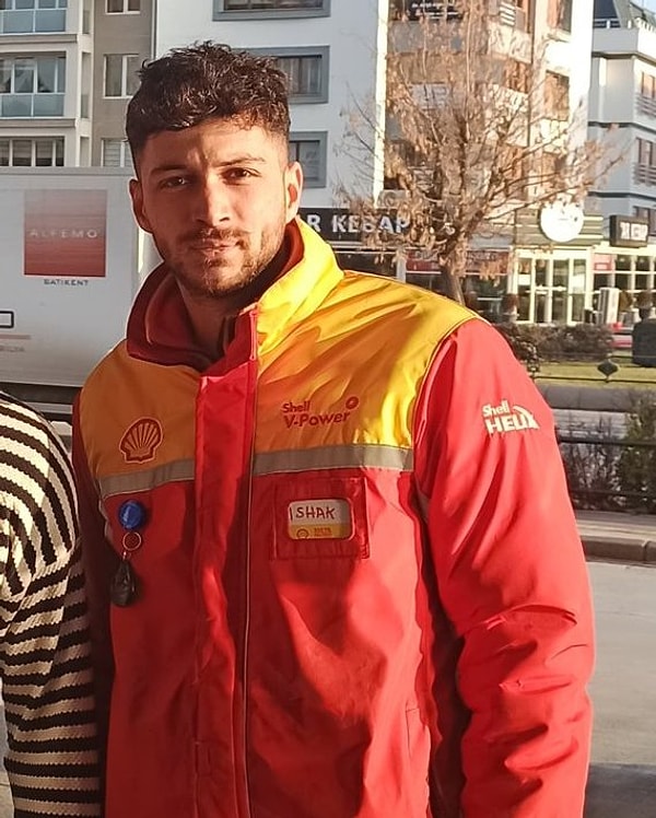 Gözlerin Engin Öztürk'te olması beklenirken, tüm gözler benzincide çalışan beyefendiye kaydı! İsim kartından adının İshak olduğu öğrenilen beyefendi sosyal medya kullanıcılarını harekete geçirdi 😂