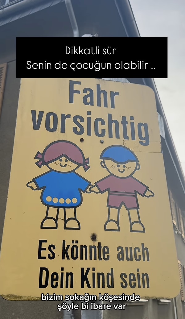 Almanya’da okul bölgelerinde sıkça rastlanan “Dikkatli sür, senin de çocuğun olabilir” yazılı trafik levhaları hem anlamıyla hem de verdiği mesajla sürücülerin dikkatini çekiyor.