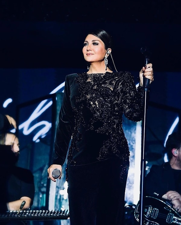 Son zamanlarda sahne için seçtiği elbiselerle herkesin diline düşen Sibel Can, geçtiğimiz günlerde Bursa Açık Hava Tiyatrosu'nda konser verdi.   En son aklınıza gelebilecek her şeye benzetilen elbisesiyle gündeme gelen Sibel Can, geceye özel kombiniyle yine göz kanatmayı başardı.   Gelin, simsiyah elbisenin üstüne emanet gibi bağlanmış kırmızı sütyen kurdeleye bir beraber bakıp, bu müthiş tasarım sosyal medya kullanıcıları tarafından nasıl yorumlanmış görelim!