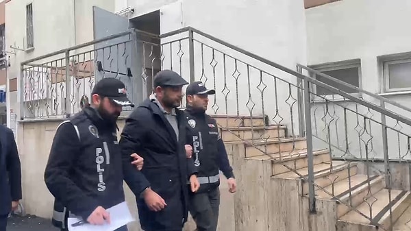 Akpolat’ın polis eşiliğinde hastanede gezdirilmesini eleştiren Saymaz; “Bir belediye başkanını, seçilmiş bir insanı, azılı bir terörist ve kanlı katil gibi koluna girip hastane koridorlarında gezdirmenin mantığı nedir? Sivil idareye darbe oldu ve bir cunta yönetimi ele geçirdi de haberimiz mi yok?” İfadelerini kullandı.