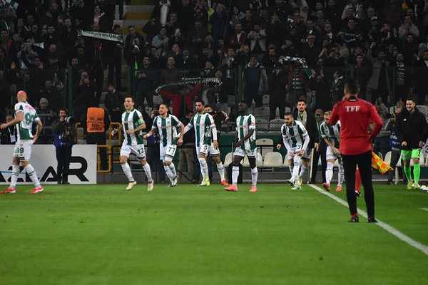 Sarı-lacivertliler, rakibini 3-2 mağlup etmeyi başararak puanını 42'ye yükseltti ve lider Galatasaray'la olan 8 puanlık farkı korudu.