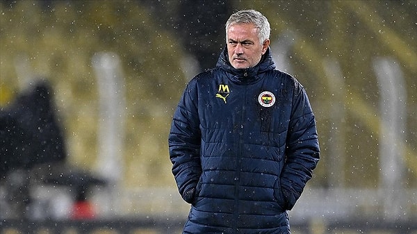 Çarpıcı hareketleri ve sözleriyle futbol dünyasının en renkli kişiliklerinden biri olan Jose Mourinho'nun Fenerbahçe'nin başına geçmesi taraflı tarafsız herkesi heyecanlandırmıştı.