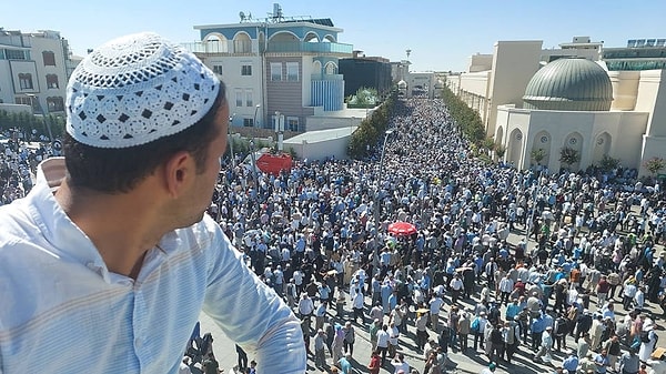 Cemaat liderlerinden Saki Elhüseyni’nin oğlu Rağıp Elhüseyni, inşaat nedeniyle kendilerine saldıran cemaat üyelerine “Cami avlusuna işediler” dedi ve ortalık karıştı.