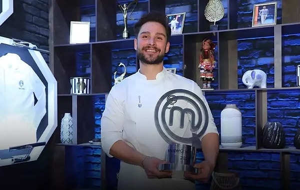 Kerem'le finalde yarışan Onur, MasterChef 2024'ün şampiyonu olmayı başardı.