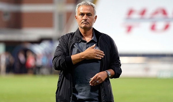 Galatasaray'ın 8 puan gerisinde olan Fenerbahçe, farkı kapatıp liderlik koltuğunu almak istiyor. İlk çözüm ise eksik bölgelere Mourinho'nun isteği doğrultusunda takviye yapmak.