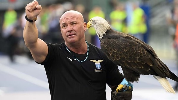 Lazio yönetimi ve Lazio'nun faşist ultras grupları Tribuna Tevere ve Curva Nord kartalın simgesel ve manevi değeri sebebiyle İspanyol bakıcıya ateş püskürdü.