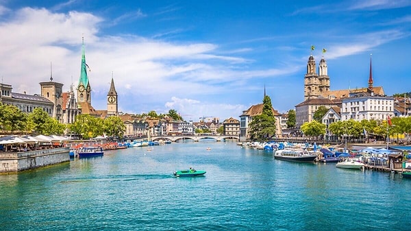 İsviçre’nin güneyindeki Ticino kantonu ve Graubünden’ün bir kısmında konuşulan İtalyanca ülke nüfusunun yaklaşık %8’i tarafından tercih ediliyor. İtalyanca konuşulan bu bölgeler İsviçre ve İtalyan kültürlerinin birleştiği özel bir alan sunuyor. Standart İtalyanca bilenler için bazı küçük farklılıklar olsa da genel olarak iletişim oldukça kolay.