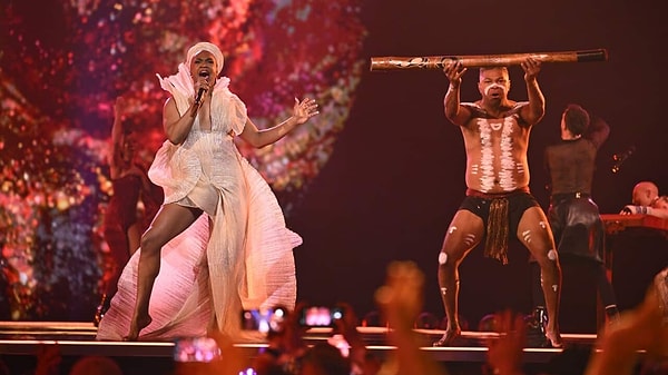 Avustralya’nın Eurovision sahnesine çıkması ise oldukça özel bir hikayeye dayanıyor. Ülke, Eurovision’a yıllardır büyük ilgi gösteren sadık bir izleyici kitlesine sahip.