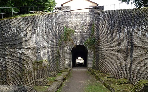 "Vomitorium" olarak bilinen bu yapılar, adının çağrıştırdığı gibi bir amaca hizmet etmiyordu. İngilizcede "vomit" (kusmak) kelimesinden türetilen "Vomitorium" aslında antik tiyatrolarda giriş ve çıkış kapıları olarak kullanılıyordu.