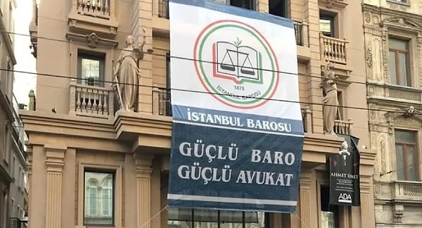 İstanbul Barosu’nun, Suriye’nin kuzeyinde öldürülen PKK/KCK iltisaklı iki gazetecinin ölümü sonrasında yaptığı açıklamalar için İstanbul Cumhuriyet Başsavcılığı tarafından soruşturma başlatılmıştı.