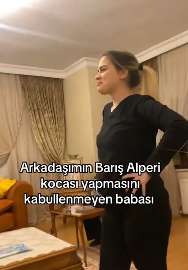 Gol sevinciyle Barış Alper’e “kocam” diyen kızını duyan babası hemen ayaklanıp şakayla karışık “Ben sana kocayı göstereceğim” dedi.